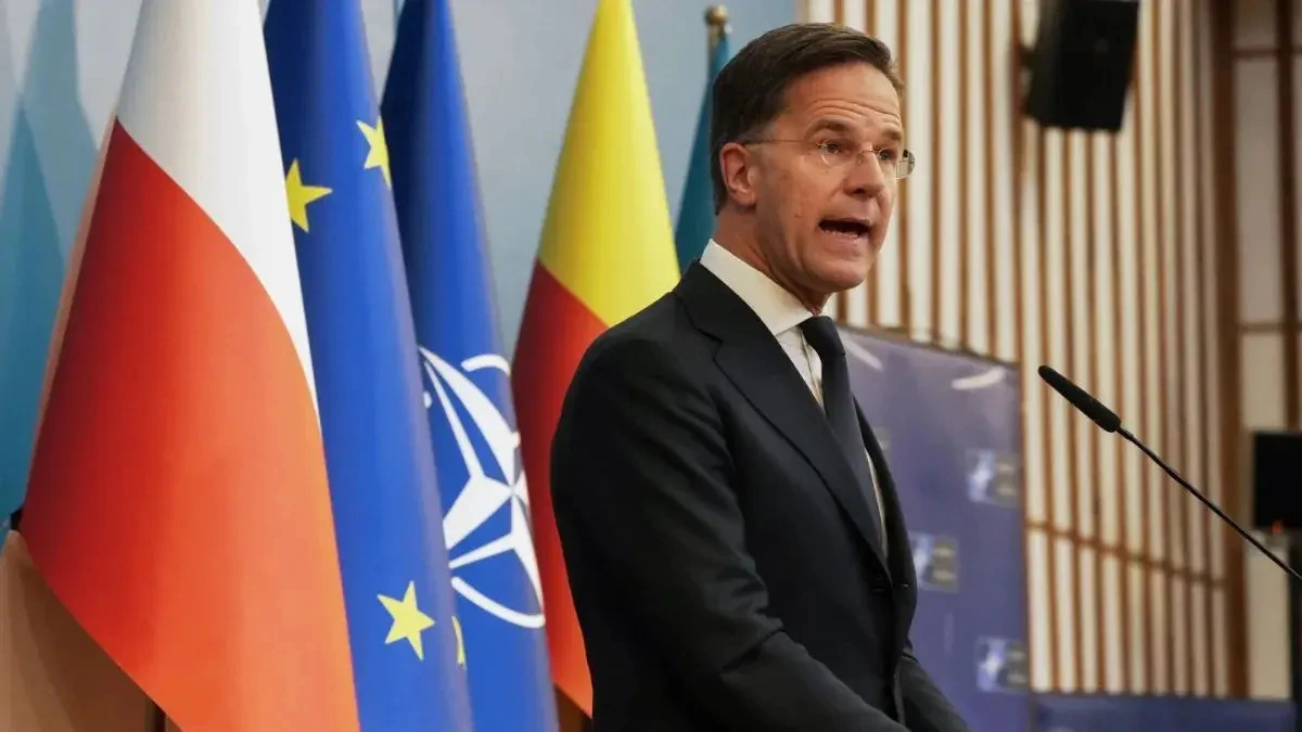 Hindi Newsविदेशयूरोप"72 घंटे के लिए रखें पूरा स्टॉक और आपदा व हमले को तैयार रहें ", NATO ने क्यों दी यूरोपीय संघ के नागरिकों को ये चेतावनी "72 घंटे के लिए रखें पूरा स्टॉक और आपदा व हमले को तैयार रहें ", NATO ने क्यों दी यूरोपीय संघ के नागरिकों को ये चेतावनी यूरोपी संघ ने अपने नागरिकों को"72 घंटे के लिए रखें पूरा स्टॉक रखने और आपदा व हमले को तैयार रहने की चेतावनी देकर हड़कंप मचा दिया है। यूरोपीय संघ ने यह चेतावनी ऐसे वक्त में दी है, जब रूस और यूक्रेम में भीषण जंग जारी है। Edited By: Dharmendra Kumar Mishra @dharmendramedia Published : Mar 27, 2025 18:17 IST, Updated : Mar 27, 2025 18:17 IST Follow us on नाटो के महासचिव मार्क रूट। Image Source : AP नाटो के महासचिव मार्क रूट