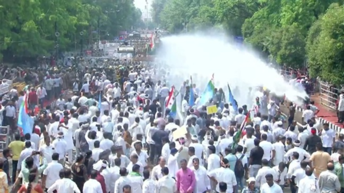 कांग्रेस के प्रदर्शन में पथराव और लाठीचार्ज