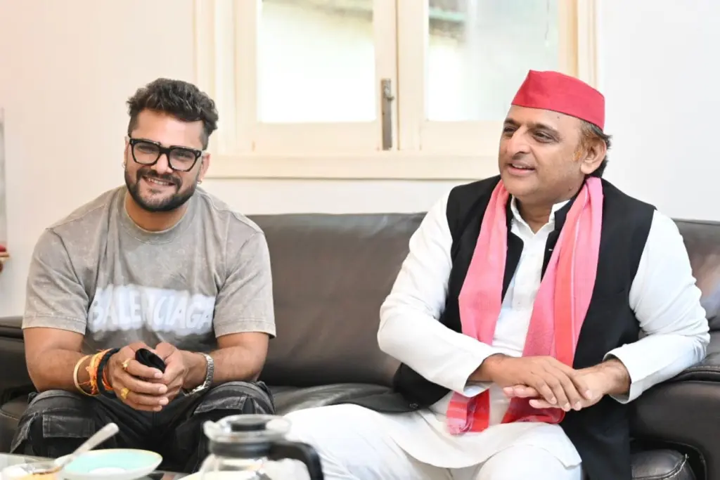 खेसारी लाल यादव अखिलेश यादव से बातचीत करते हुए।