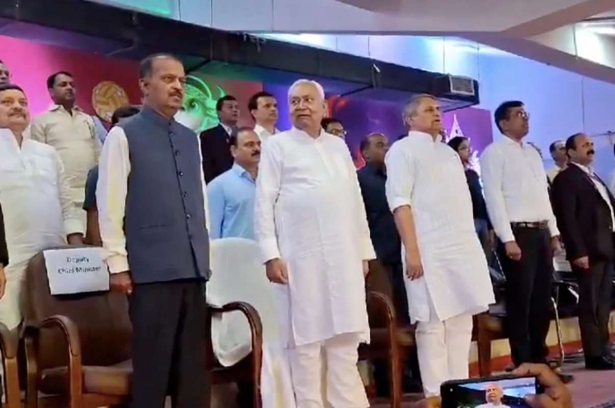 राष्ट्रगान अपमान पर तेजस्वी का प्रहार