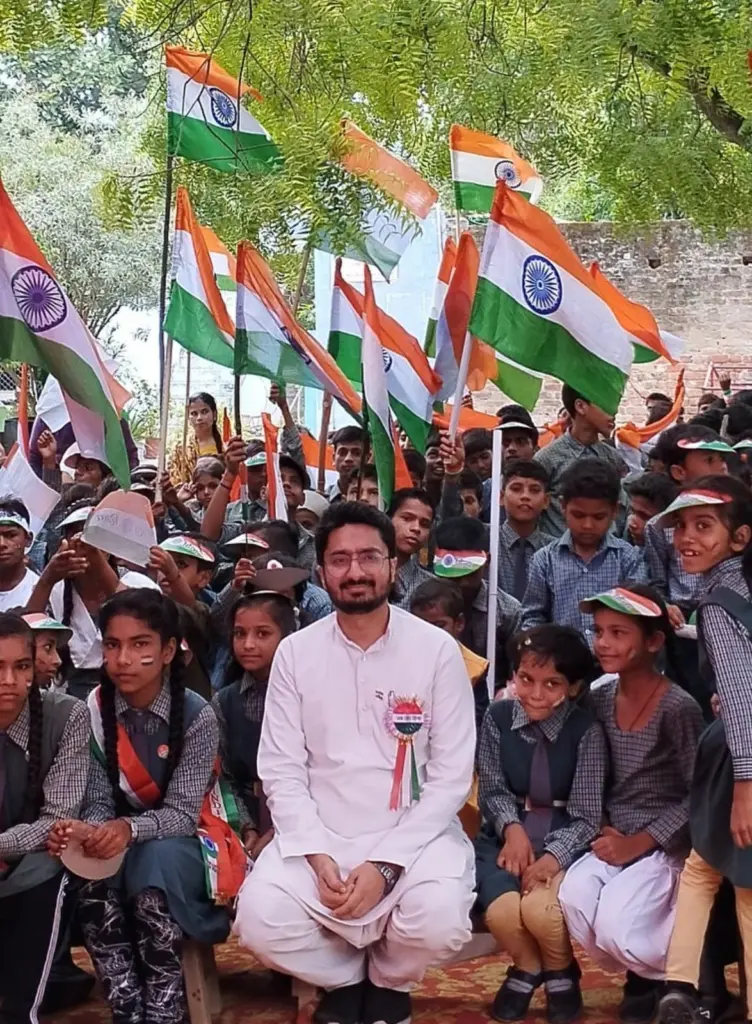 अब्बास हैदर बच्चों के साथ