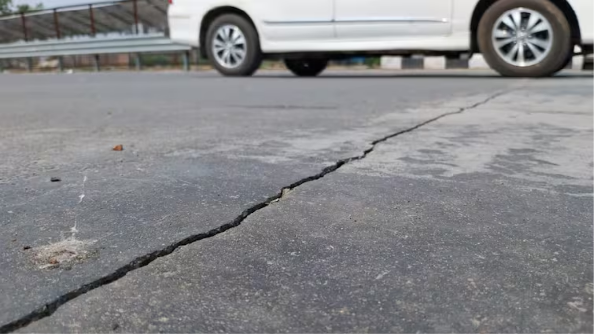 जेपी गंगा पथ पुल में उद्घाटन के दो दिन बाद ही दरारें