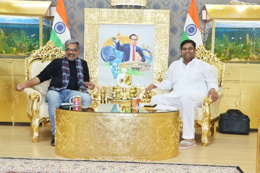 डॉ. रतन लाल मुकेश साहनी के साथ सामाजिक न्याय पर चर्चा करते हुए