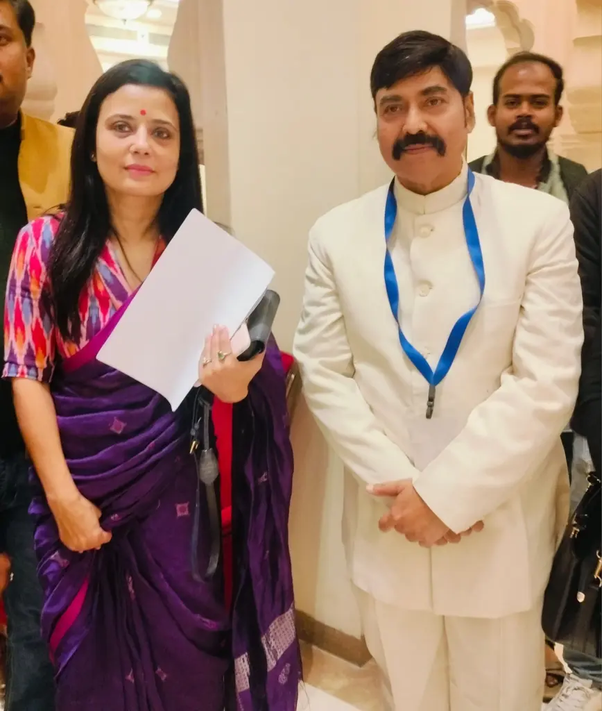 डॉ. सूरज मंडल महुआ मोइत्रा के साथ