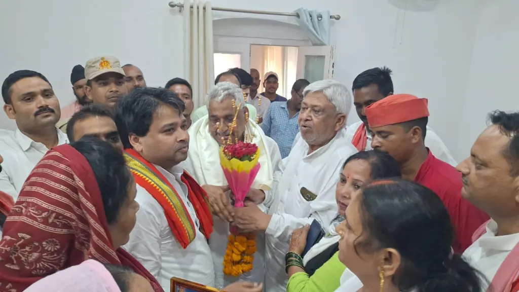 तारिक खान आदरणीय माता प्रसाद पाण्डेय जी का स्वागत करते हुए