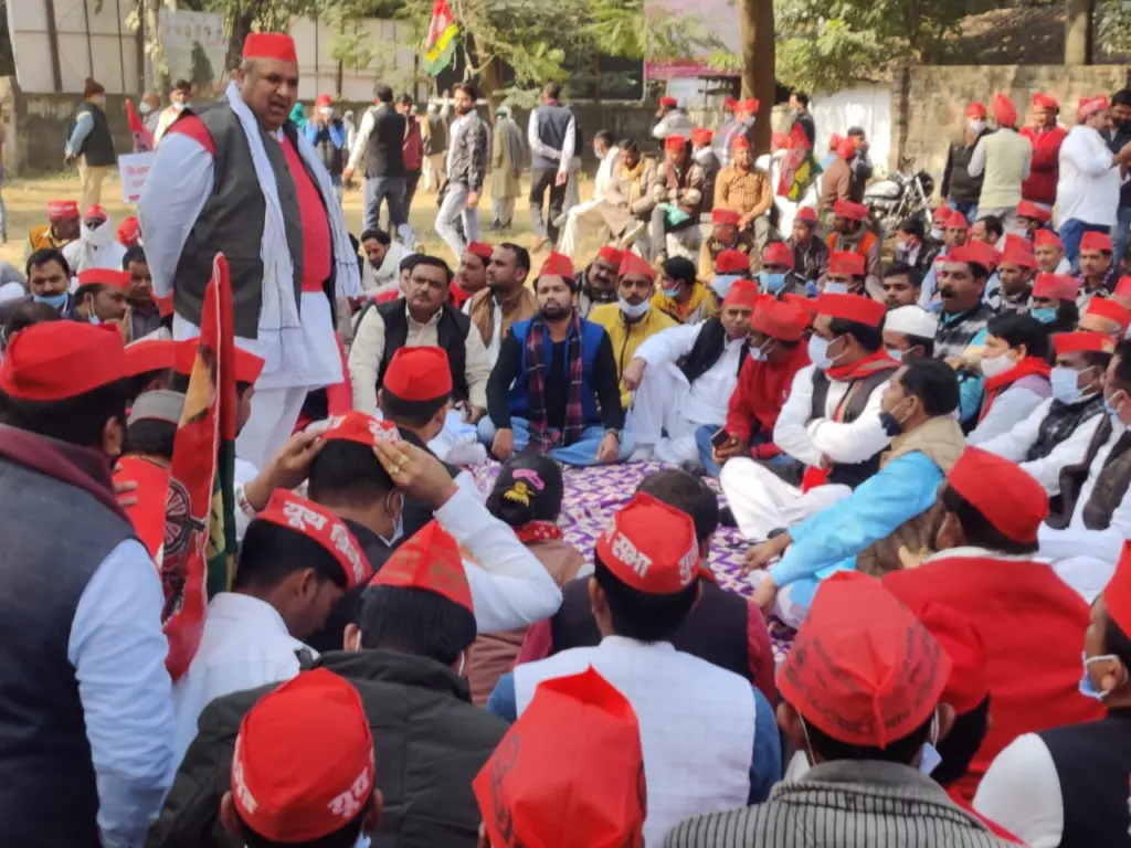 तारिक खान धरना प्रदर्शन करते हुए