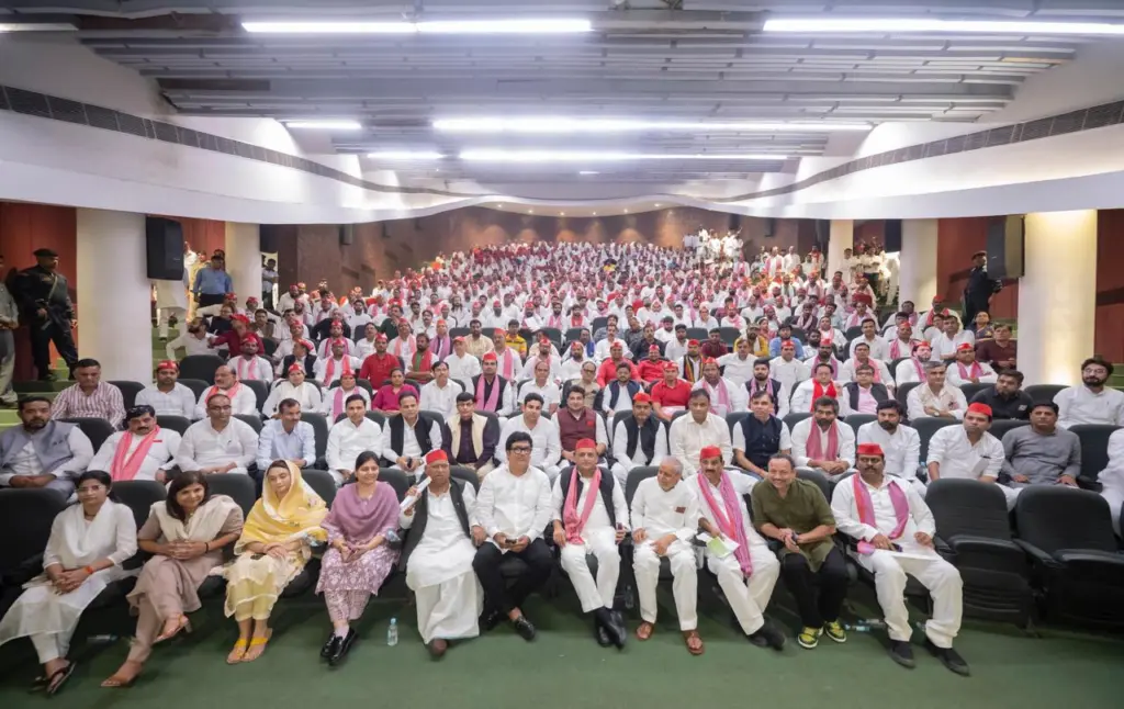 नावेद सिद्दीकी समाजवादी पार्टी के नेताओं के साथ