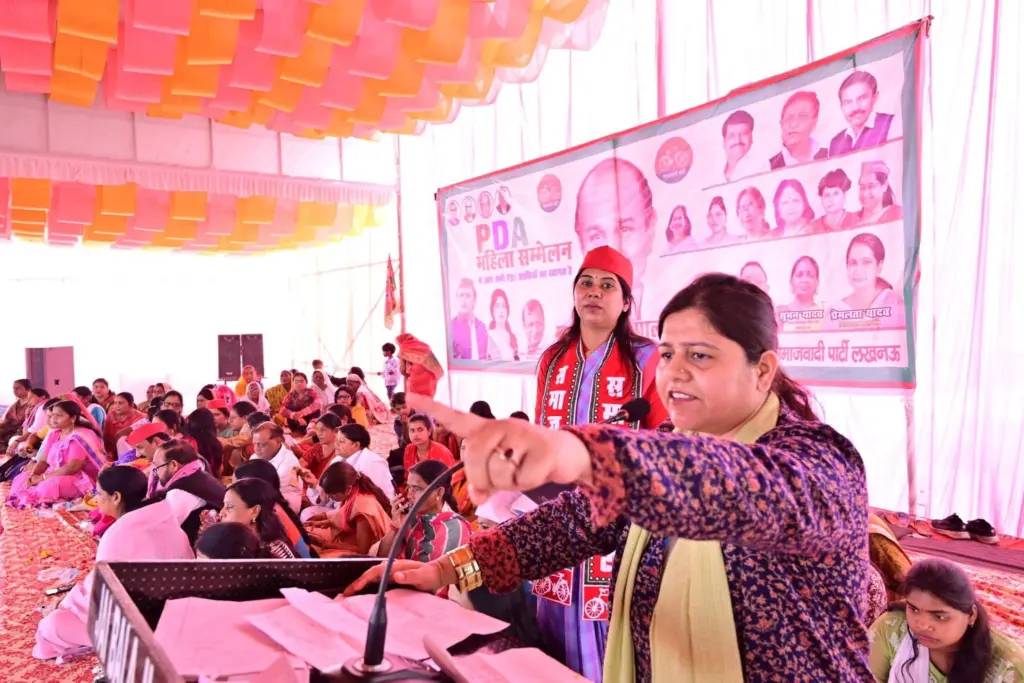 नाहिद लारी खान जी पीडीए महिला सम्मेलन में संबोधन करती हुई