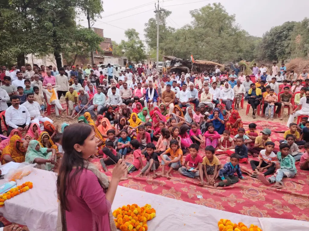 निधि यादव जनसभा में लोगों को संबोधित करती हुई