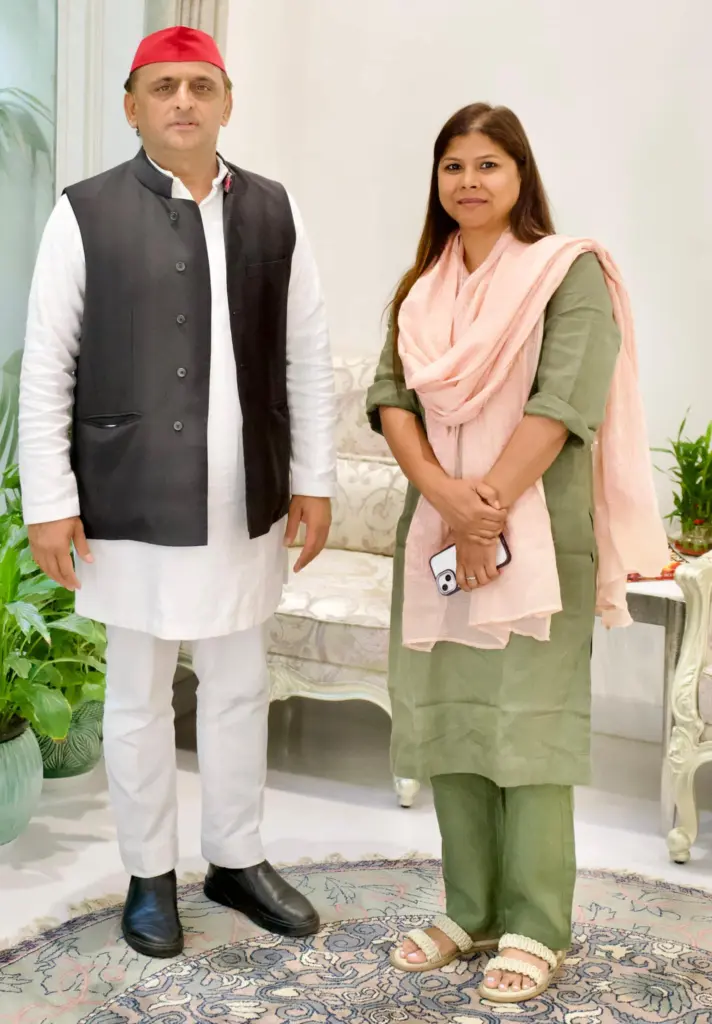 निधी यादव अखिलेश यादव जी से मुलाक़ात करती हुई