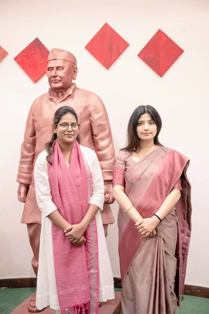 नेहा यादव डिंपल यादव जी से मुलाक़ात करती हुई