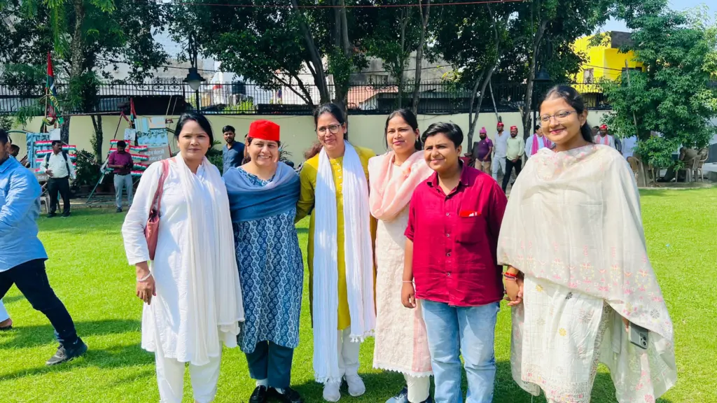 नेहा यादव नाहिद लारी खान के साथ