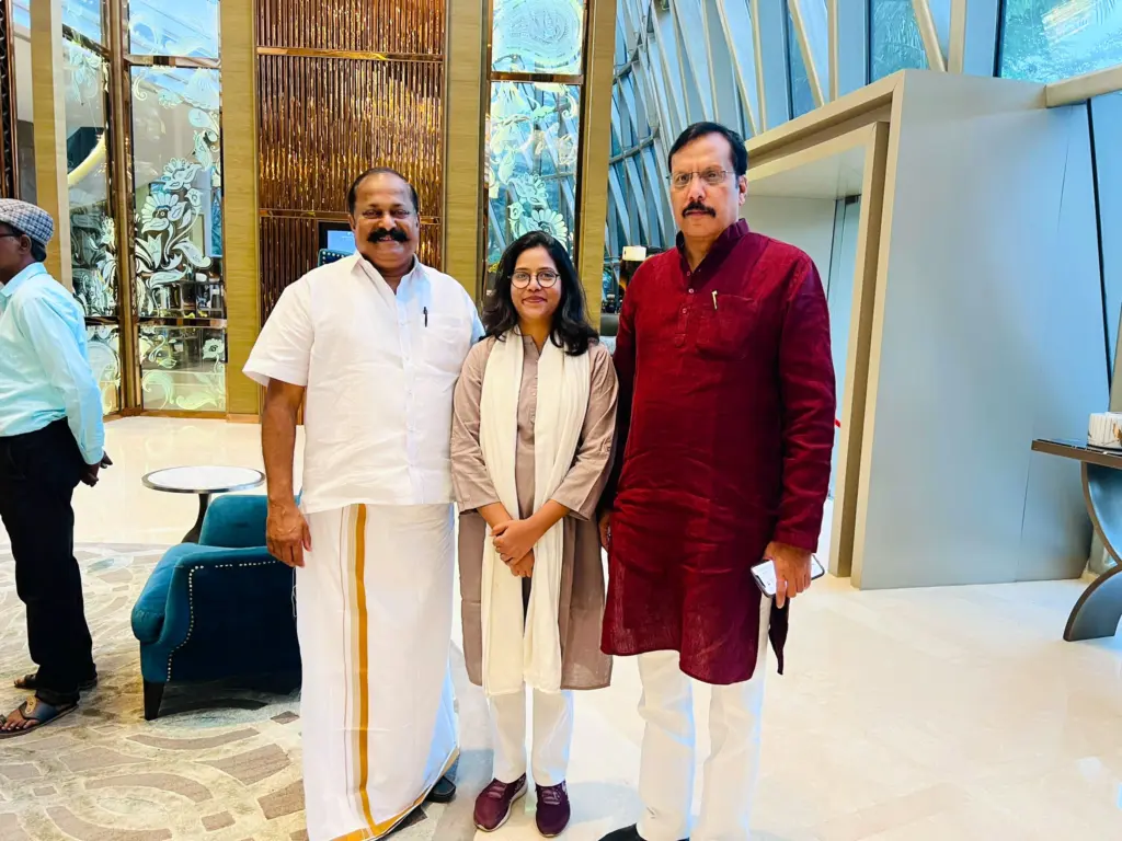 नेहा यादव राजीव राय से मुलाक़ात करती हुई