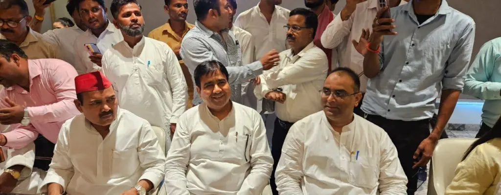 मुहम्मद साजिद समाजवादी पार्टी के नेता से बातचीत करते हुए।