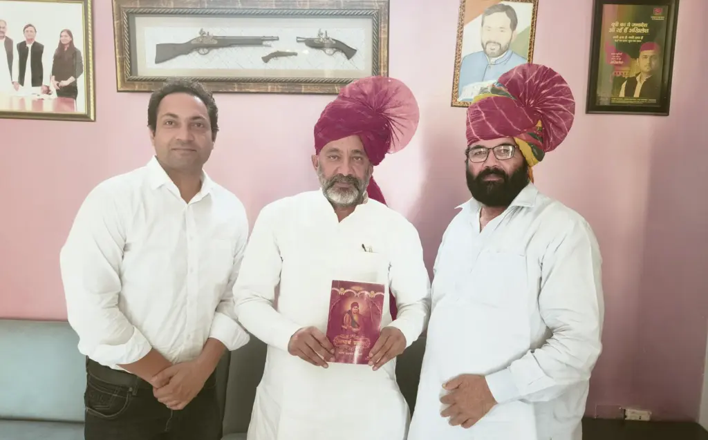 राजकुमार भाटी श्री हरिवंश चौधरी और श्री बलराम आर्य से मुलाक़ात करते हुए