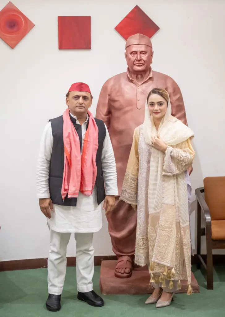 सैयद ज़रीन अखिलेश यादव जी से मुलाक़ात करती हुई 1