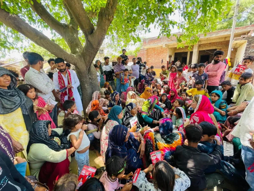 सैयद ज़रीन आम जनता के साथ