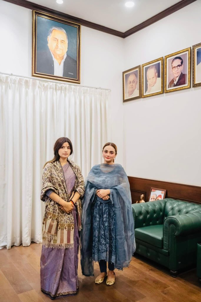 सैयद ज़रीन डिंपल यादव जी से मुलाक़ात करती हुई