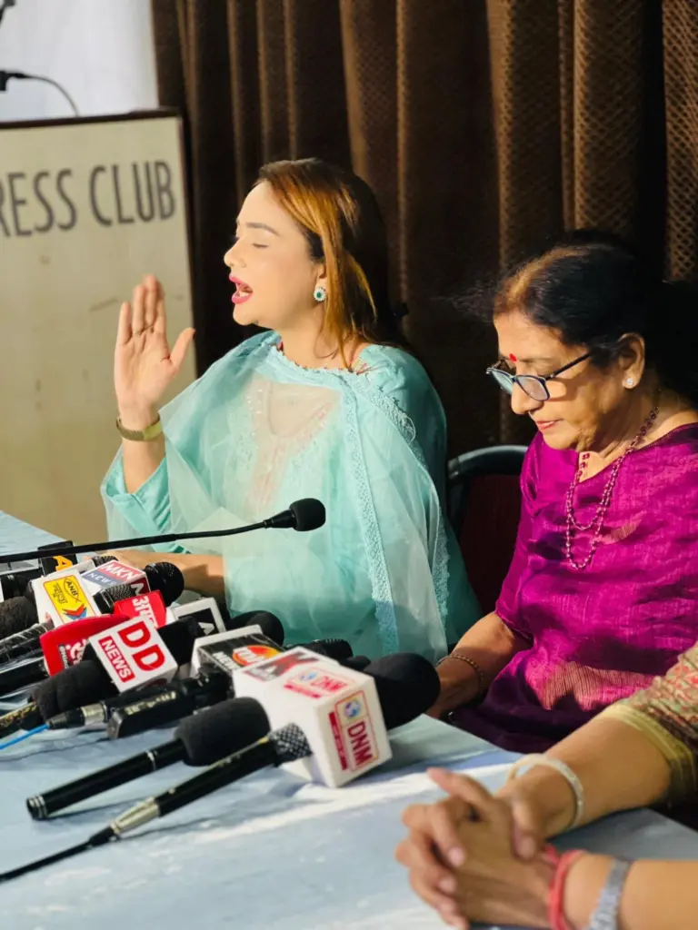 सैयद ज़रीन प्रेस कॉन्फ्रेंस करती हुई