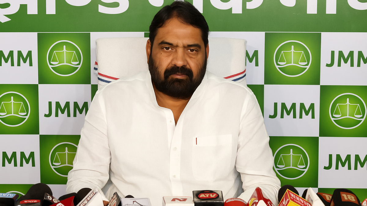 JMM महासचिव विनोद पांडे प्रेस कॉन्फ्रेंस करते हुए