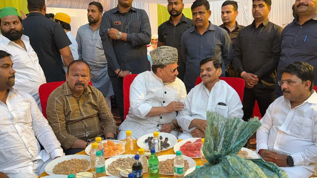 आर. ए. उस्मानी जी ने शिवपाल सिंह यादव जी के साथ वार्तालाप करते हुए