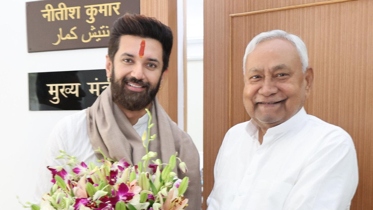 चिराग पासवान नीतीश कुमार से मुलाकात करते हुए