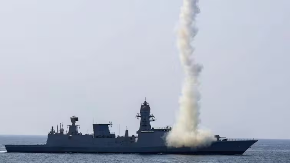 भारतीय नौसेना ने गुजरात तट पर शुरू किया युद्धाभ्यास