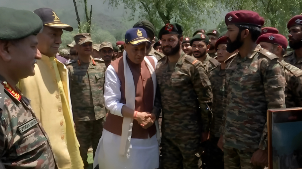 राजनाथ सिंह ने श्रीनगर में जवानों से की मुलाकात