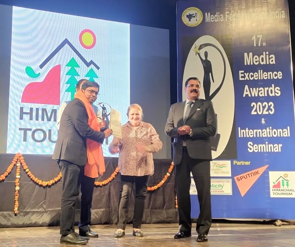 [Adarsh Kumar was honored with the Best Media Teacher in TV Journalism Award by MFI.]
