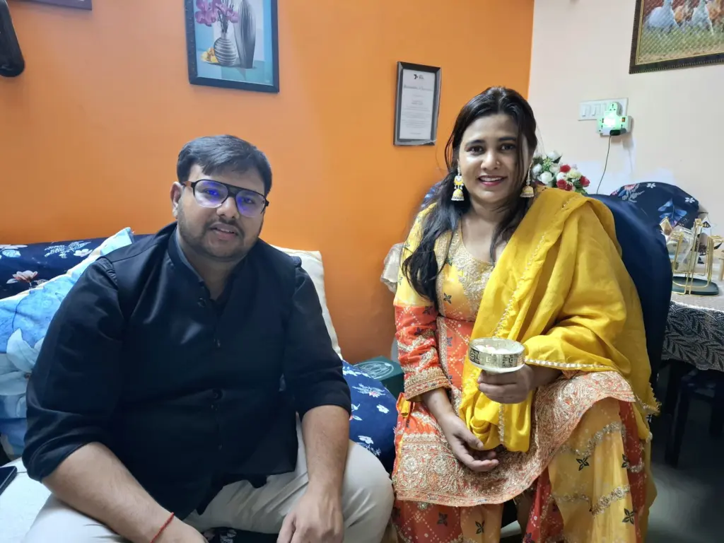 अमित यादव पत्रकार कविश अज़ीज़ के साथ