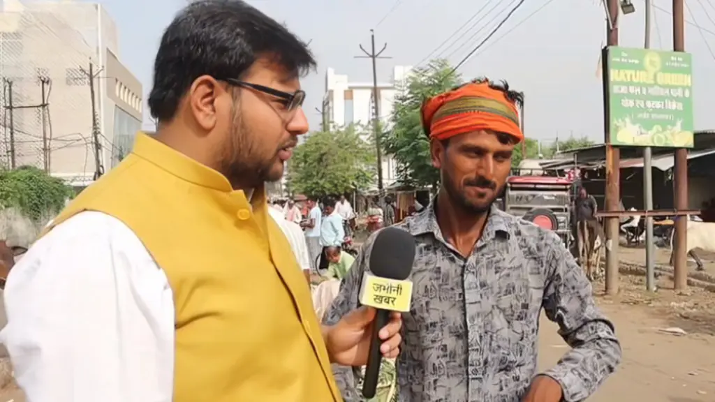 अमित यादव रिपोर्टिंग करते हुए