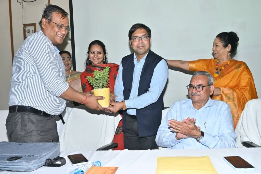 डॉ. आदर्श कुमार का भीमराव अंबेडकर महाविद्यालय में सम्मान