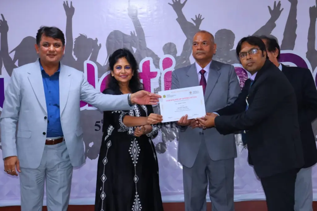 डॉ. आदर्श कुमार को मिला द बेस्ट टीचर अवार्ड