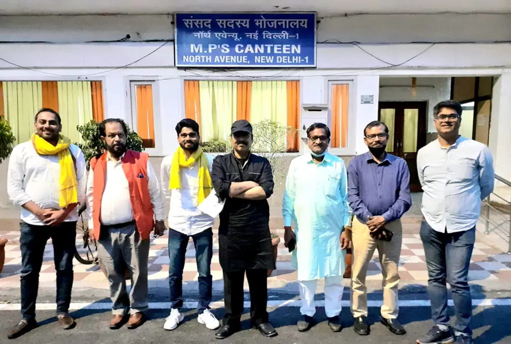 डॉ. राजकुमार राजन अपने सहयोगियों के साथ।