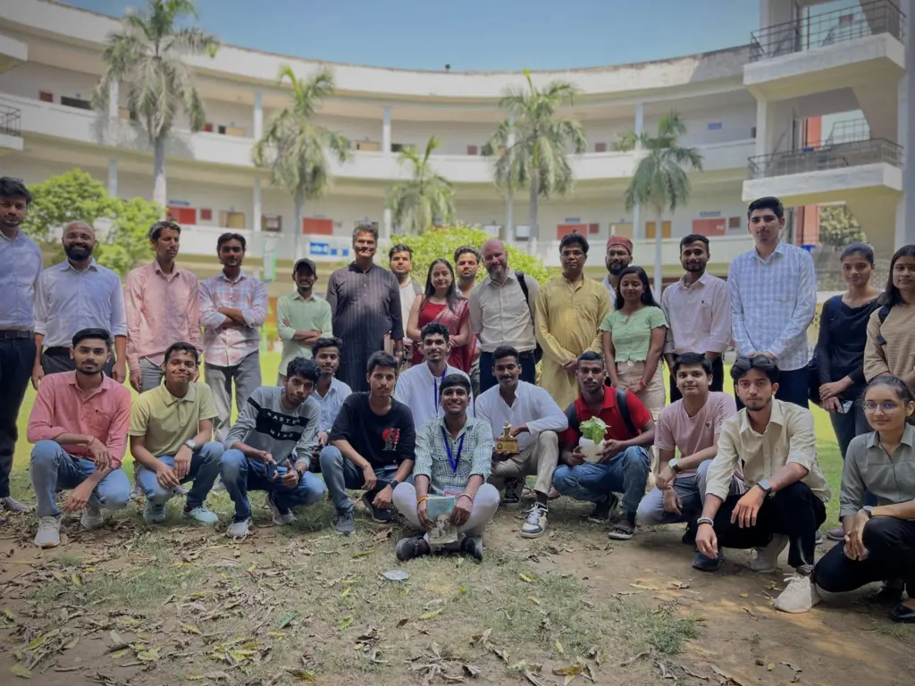 डॉ. राजकुमार राजन दिल्ली विश्वविद्यालय के छात्रों के साथ