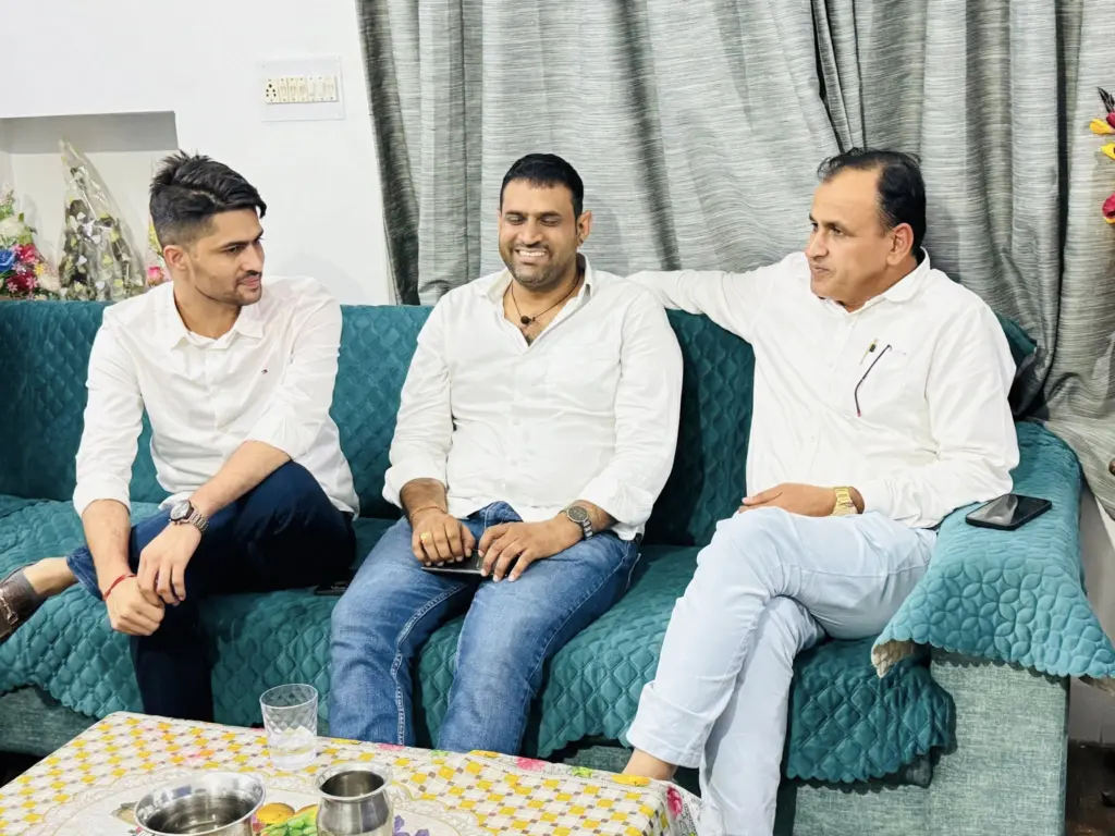 निर्मल चौधरी ने उम्मेदाराम बेनीवाल और महेंद्र जाखड़ से मुलाकात करते हुए।