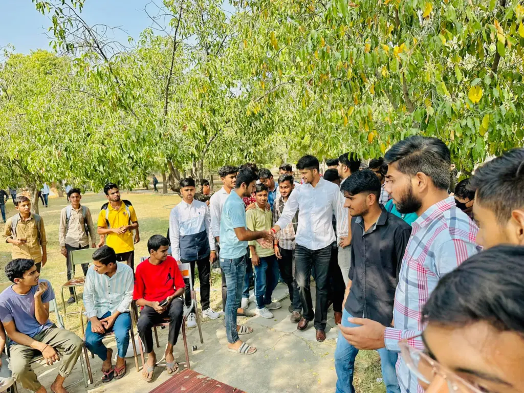 निर्मल चौधरी राजस्थान महाविद्यालय में छात्रों से मुलाकात करते हुए।