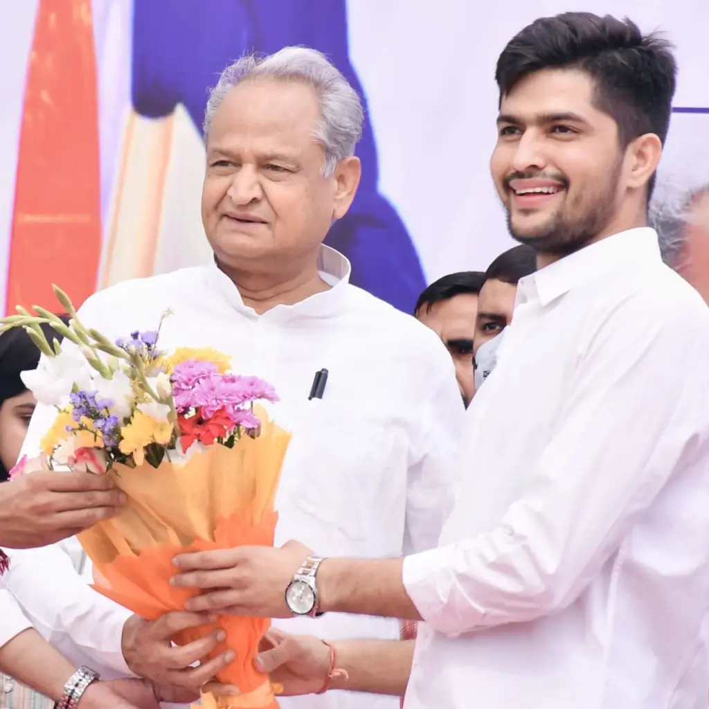 निर्मल चौधरी राजस्थान सरकार के पूर्व मुख्यमंत्री श्री अशोक गहलोत जी से मुलाकात करते हुए।