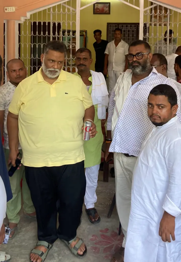 प्रशांत कुमार पप्पू यादव से मुलाकात करते हुए।