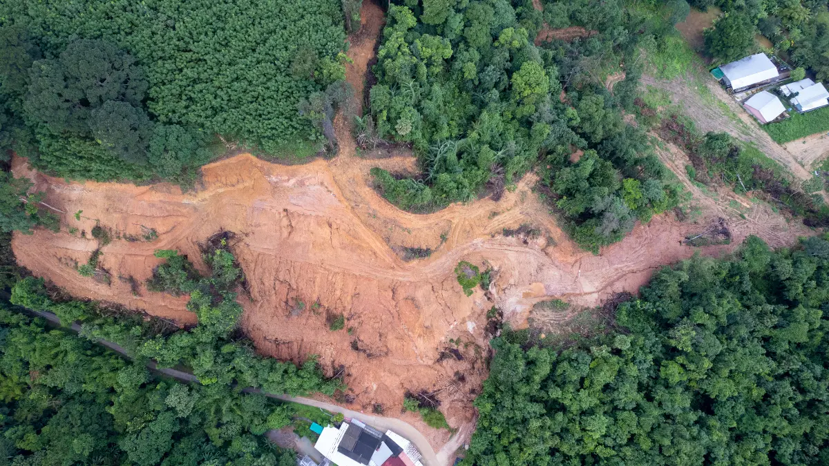 बाढ़ एवं भूस्खलन से जनजीवन तहस नहस, मृतकों का आँकड़ा 40 के पार   