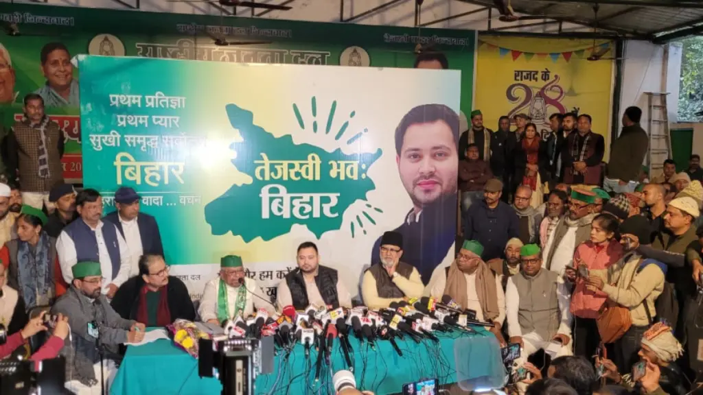 मंगनी लाल मंडल प्रेस कॉन्फ्रेंस करते हुए