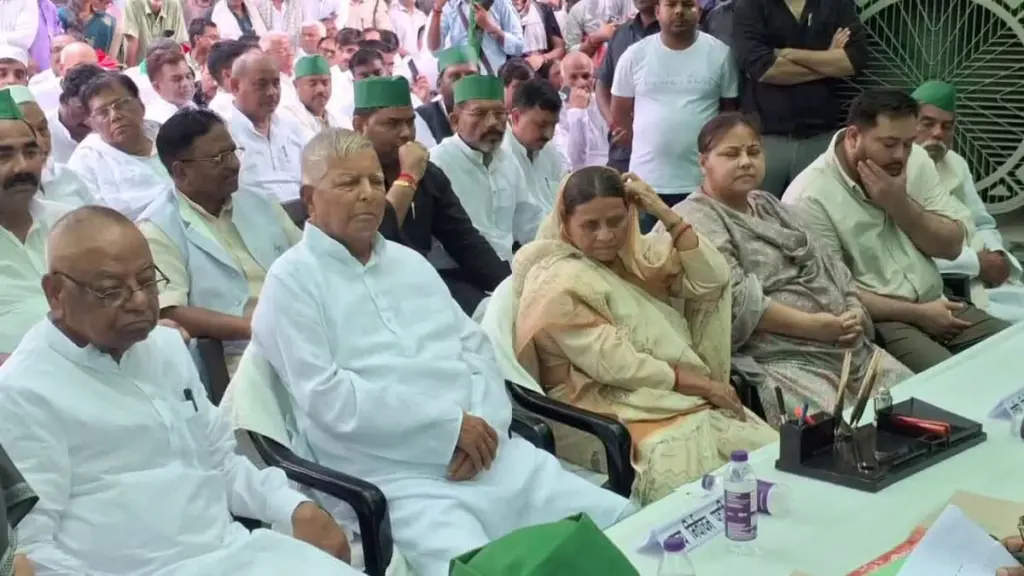 मंगनी लाल मंडल लालू यादव और उनके परिवार के साथ