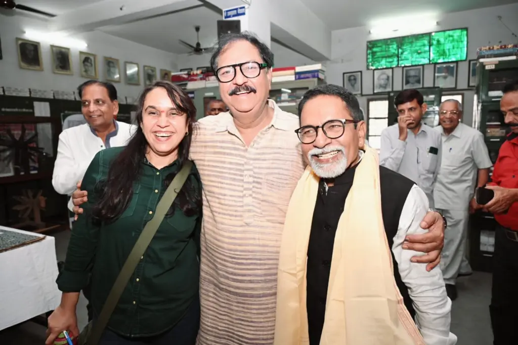 ममता यादव, राजेश बादल और कीर्ति राणा के साथ विचार-विमर्श करती हुई