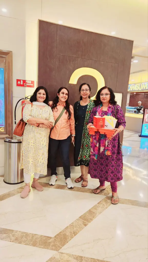 ममता यादव, संगीता श्रीवास्तव से मुलाकात करती हुईं।