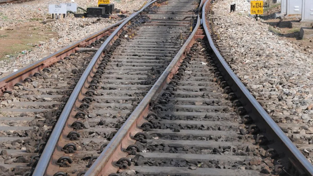 महिला ने रेलवे ट्रैक पर चलाई कार केस दर्ज