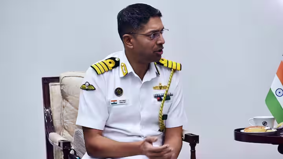 राजनीतिक आदेशों में बंधी सेना