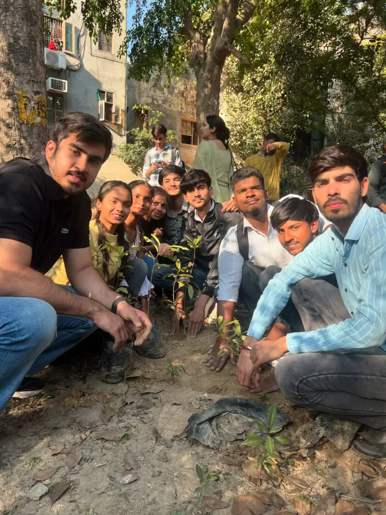 रौनक खत्री पौधारोपण करते हुए।
