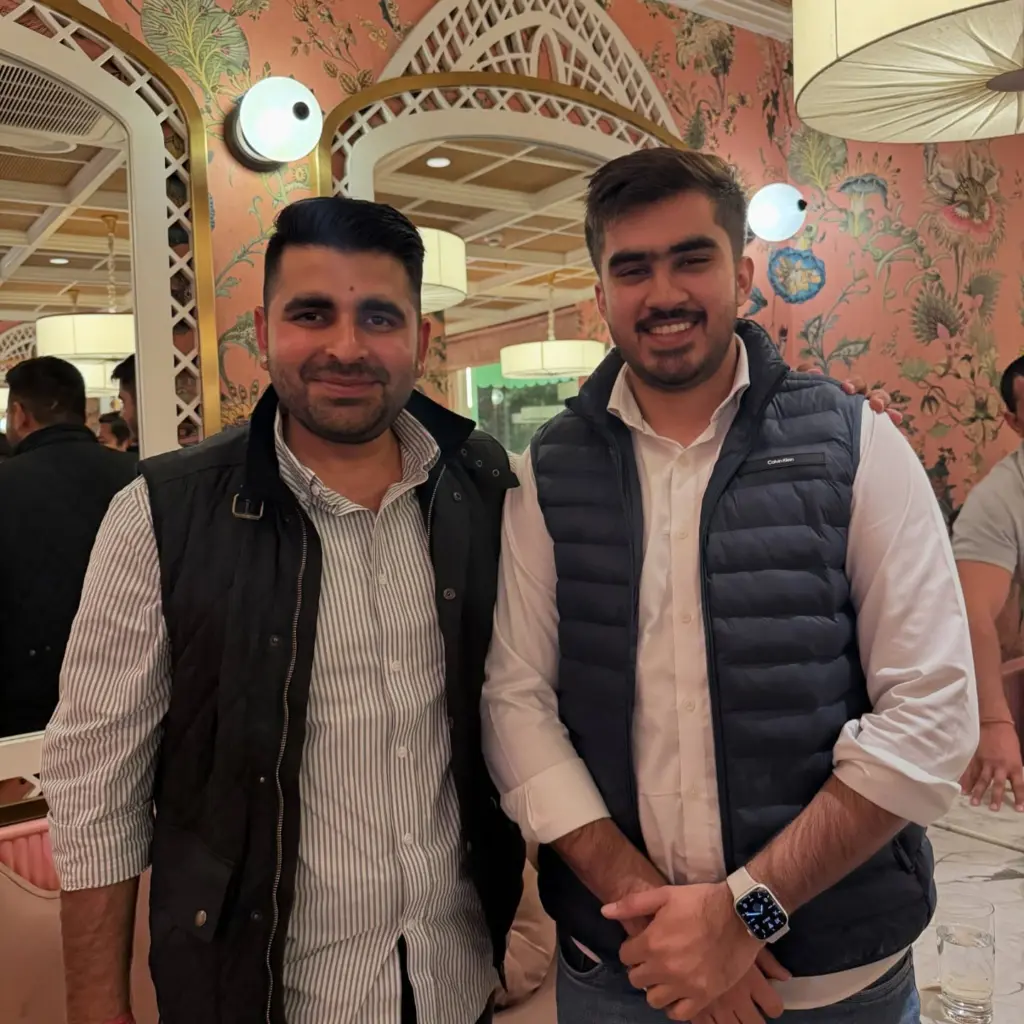 रौनक खत्री, रविंद्र सिंह भाटी जी के साथ हैं।