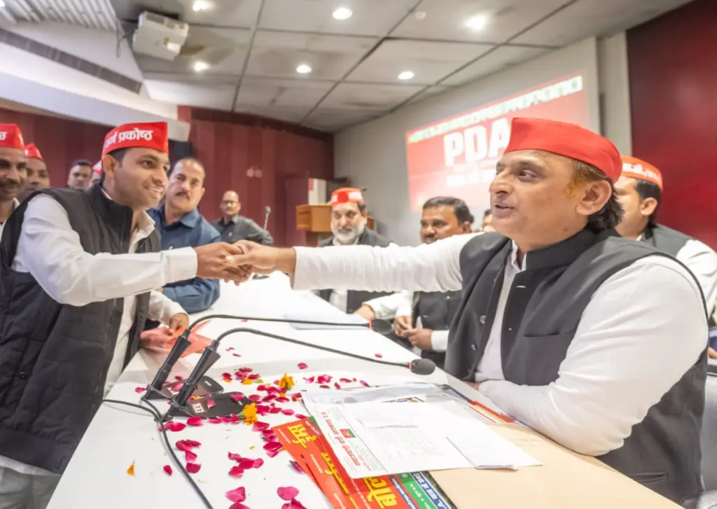 लखन गुर्जर अखिलेश यादव जी से मुलाकात करते हुए