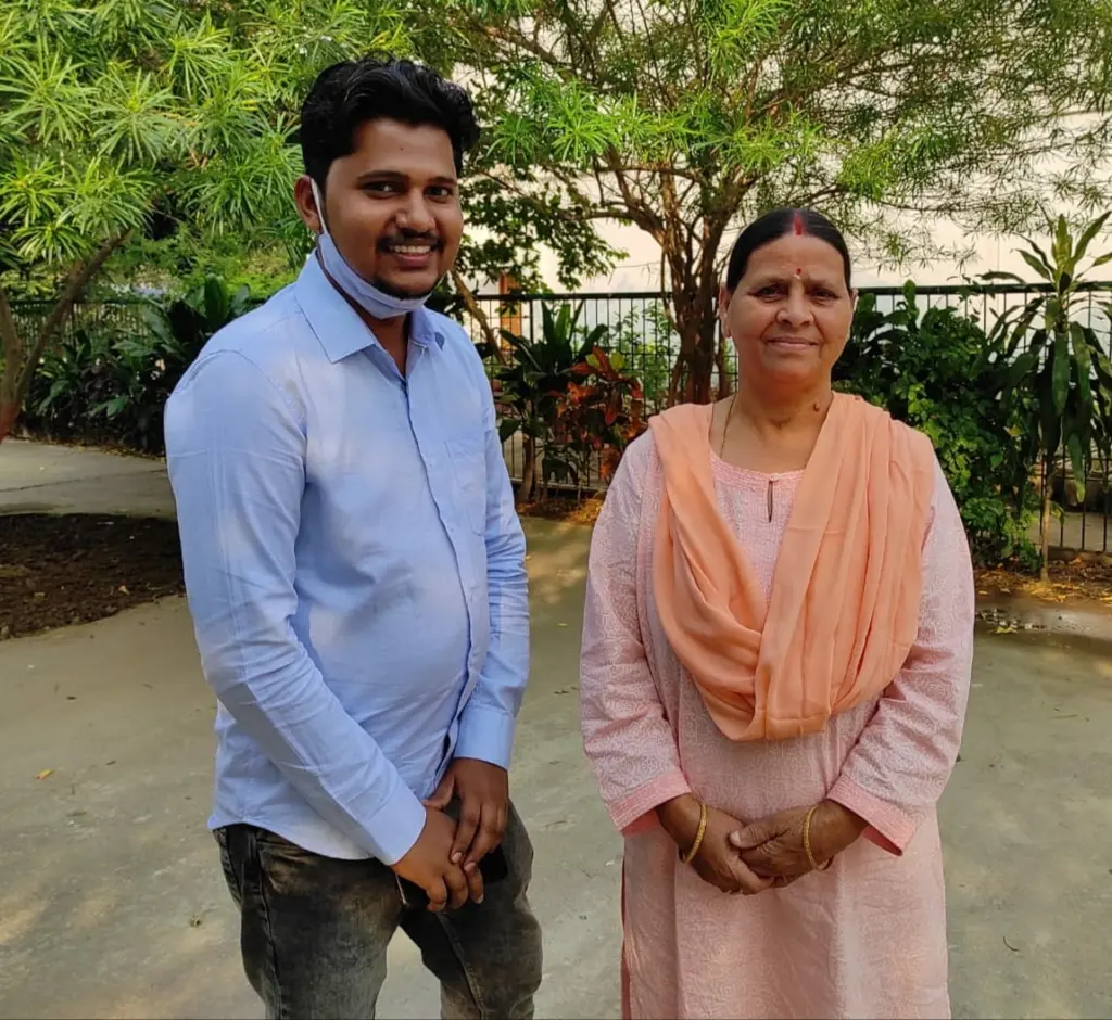 समर राज ने राबड़ी देवी से मुलाकात करते हुए।